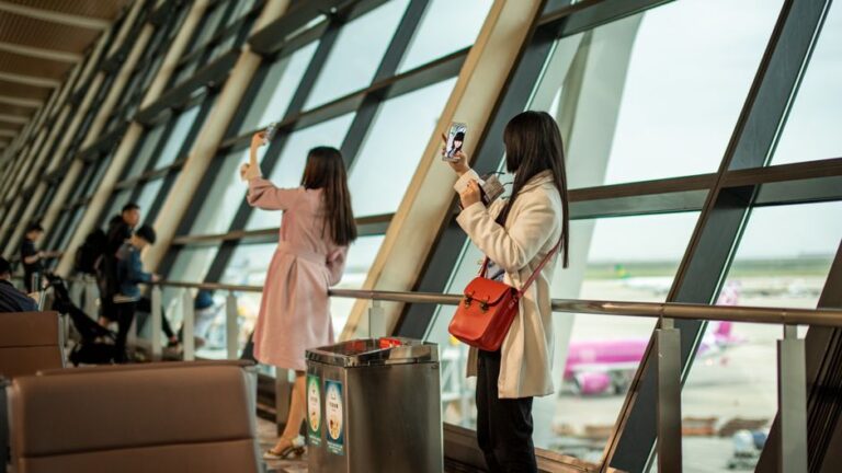 해외여행 eSIM vs 로밍 vs 포켓와이파이 2026 — 통신비 절약 완벽비교