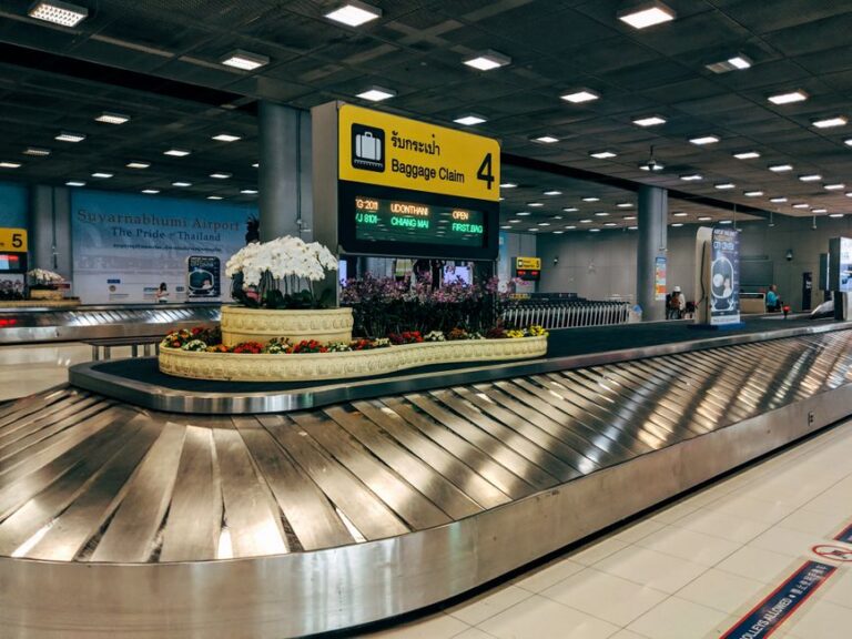 공항 수하물 컨베이어벨트에서 캐리어를 찾는 모습