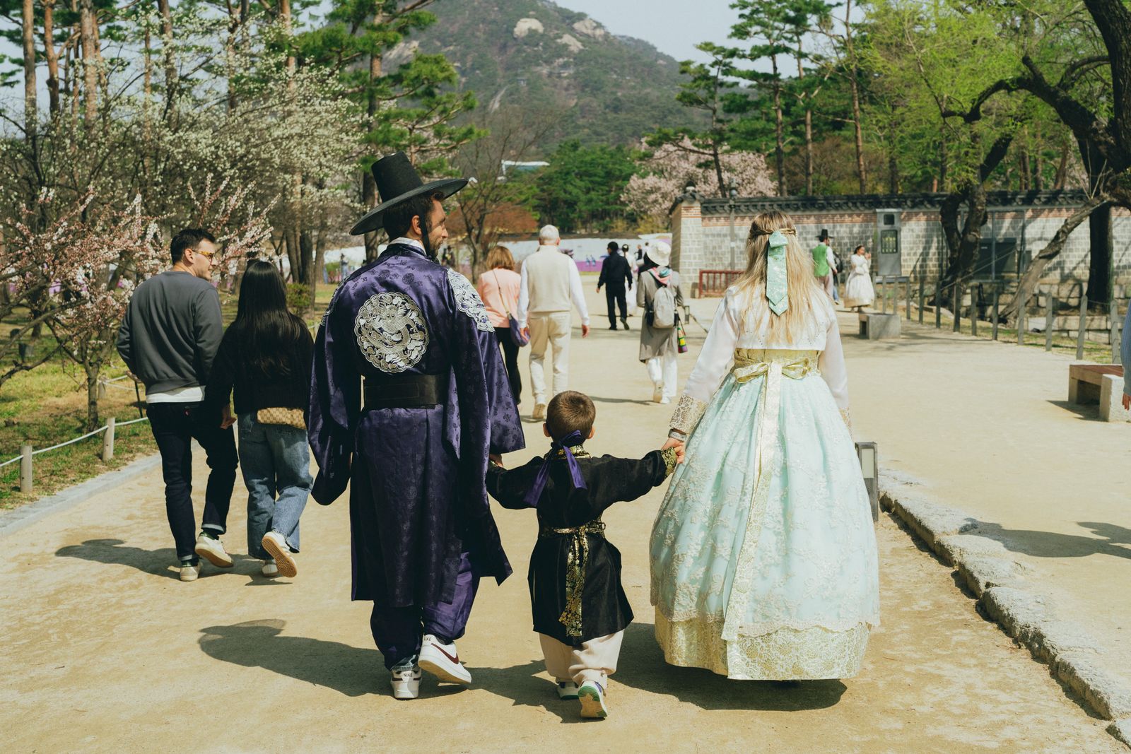 추석 명절 지원금 확인하는 가족
